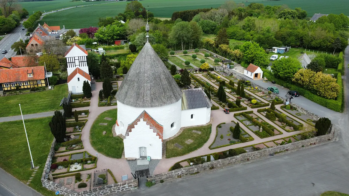 Luftfoto af Ny kirke og kirkegård set sydfra