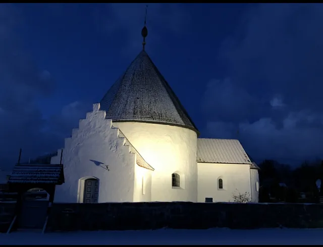 Aftenbillede med lys på Ny Kirke