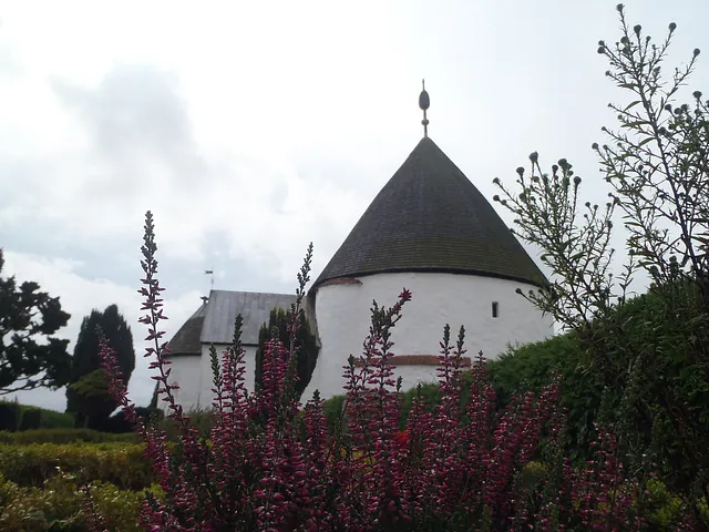 Ny Kirke set gennem blomster på kirkegården